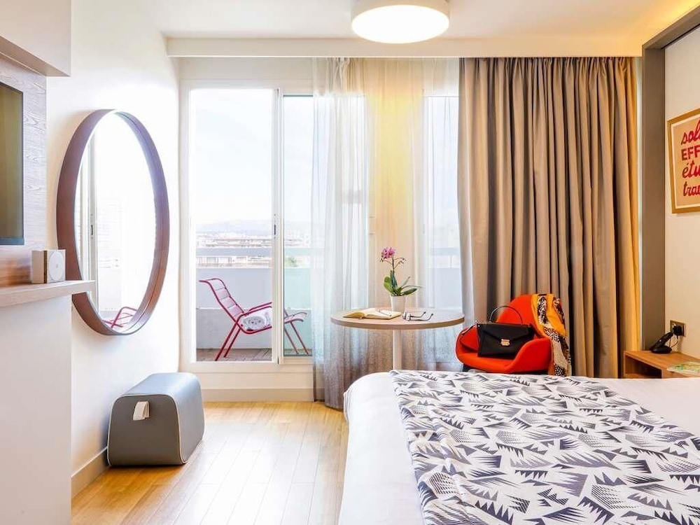 Habitación Privilege con terraza y 1 cama king - size del hotel Mercure Marseille Centre Prado Vélodrome. Foto 4