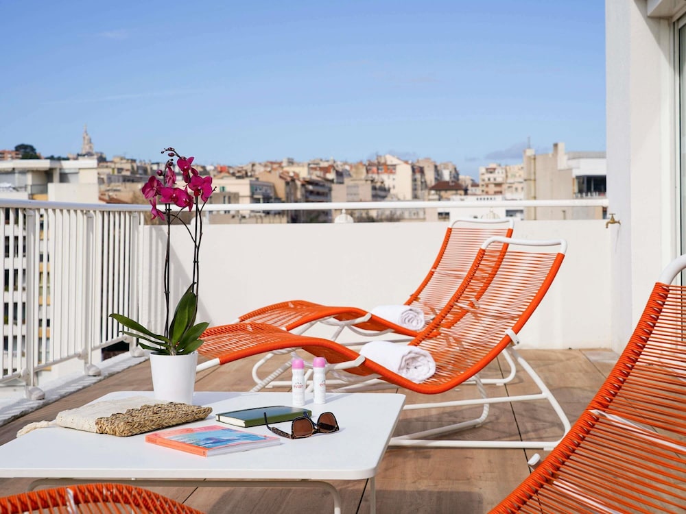 Suite Junior con terraza, vistas panorámicas a Marsella y 1 cama king - size del hotel Mercure Marseille Centre Prado Vélodrome. Foto 4