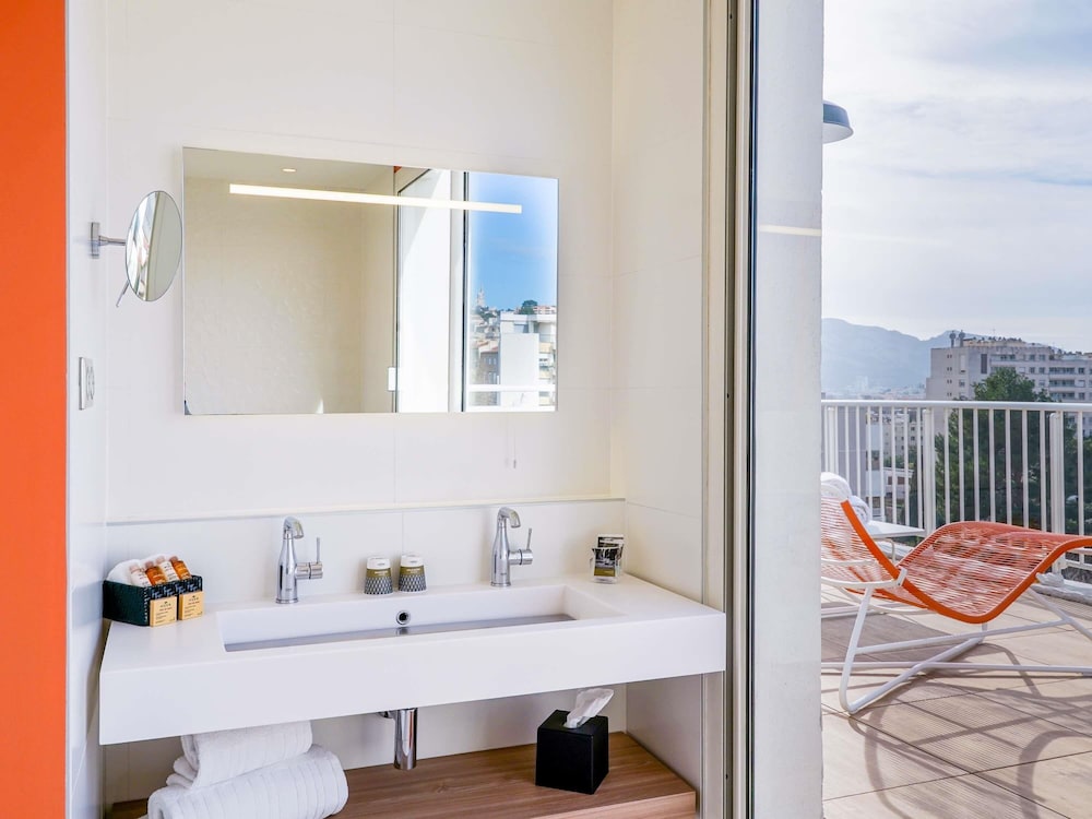 Suite Junior con terraza, vistas panorámicas a Marsella y 1 cama king - size del hotel Mercure Marseille Centre Prado Vélodrome. Foto 5