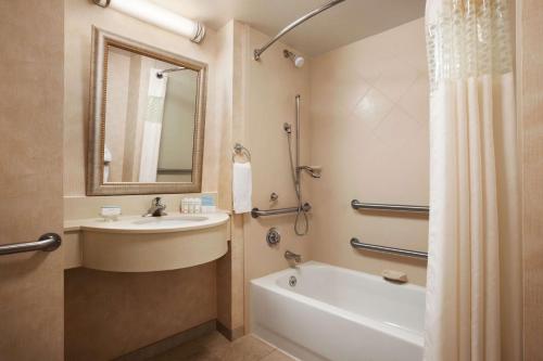 Habitación con 2 camas grandes - No fumadores/Adaptada para discapacidad auditiva y de movimiento del hotel Hampton Inn Geneva. Foto 2