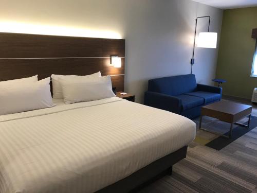 Suite con cama extragrande del hotel Holiday Inn Express Rochester - Victor. Foto 1