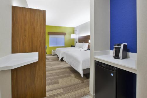 Suite con 2 camas grandes del hotel Holiday Inn Express Rochester - Victor. Foto 3