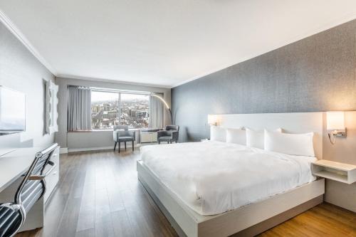 Habitación Deluxe con cama extragrande del hotel Le Concorde Québec