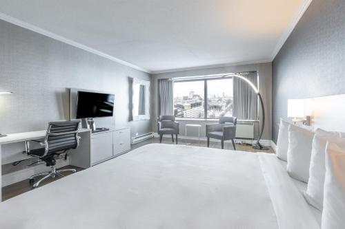 Habitación Deluxe con cama extragrande del hotel Le Concorde Québec. Foto 3