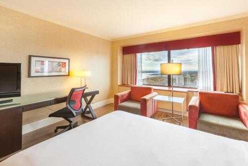 Habitación Doble Estándar con 2 camas dobles del hotel Le Concorde Québec. Foto 1