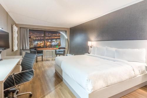 Habitación Superior con cama extragrande del hotel Le Concorde Québec. Foto 2