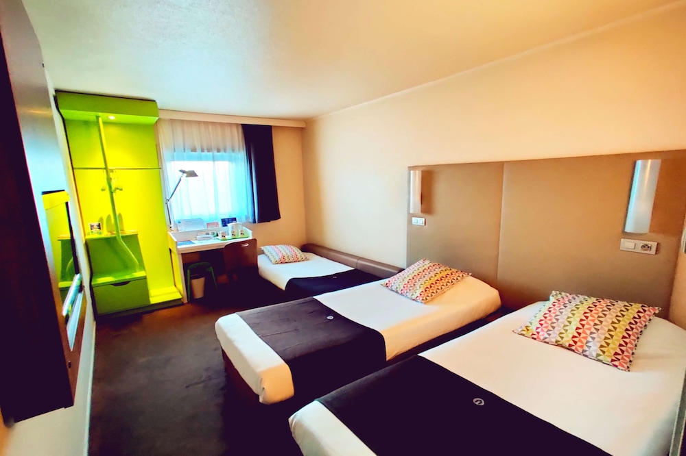 Habitación estándar, 3 camas individuales del hotel CAMPANILE ROISSY. Foto 1