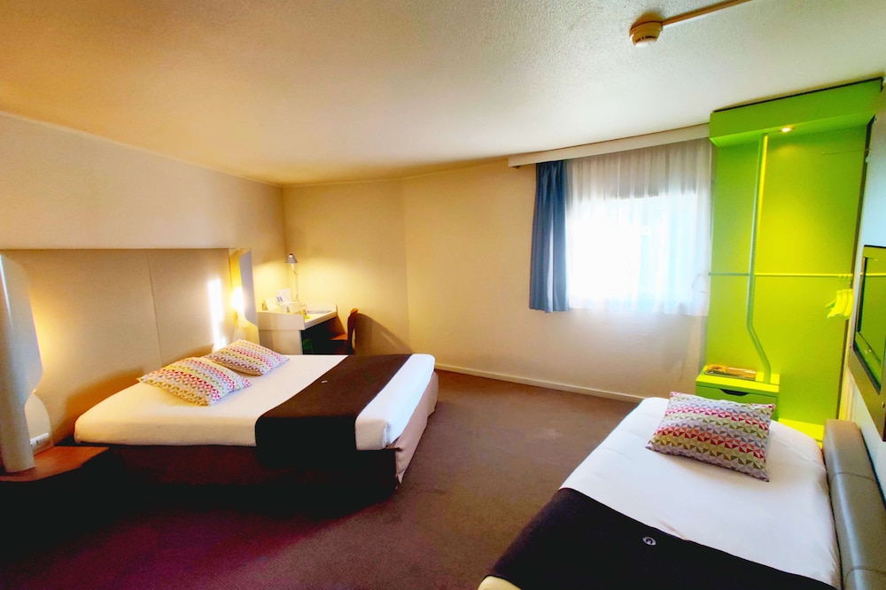 Habitación estándar, 3 camas individuales del hotel CAMPANILE ROISSY. Foto 2