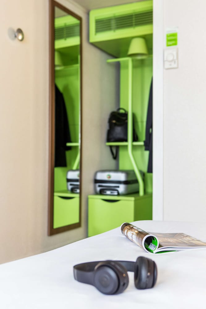 Habitación estándar, 3 camas individuales del hotel CAMPANILE ROISSY. Foto 3