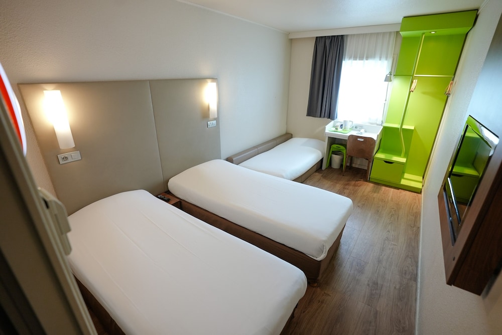 Habitación estándar, 3 camas individuales del hotel CAMPANILE ROISSY. Foto 4