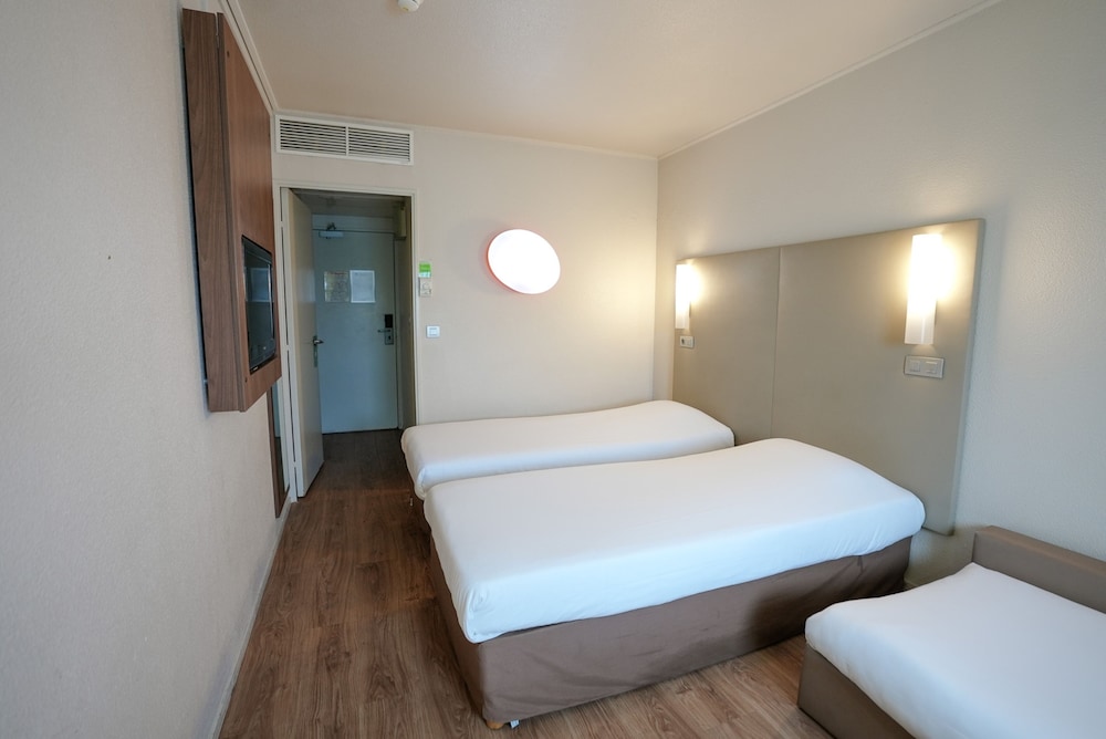 Habitación estándar, 3 camas individuales del hotel CAMPANILE ROISSY. Foto 6
