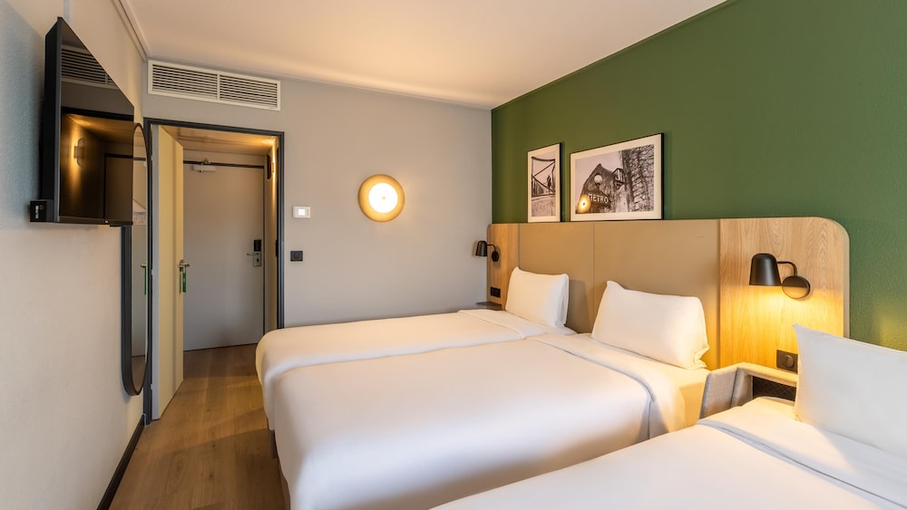 Habitación estándar, 3 camas individuales del hotel CAMPANILE ROISSY. Foto 8