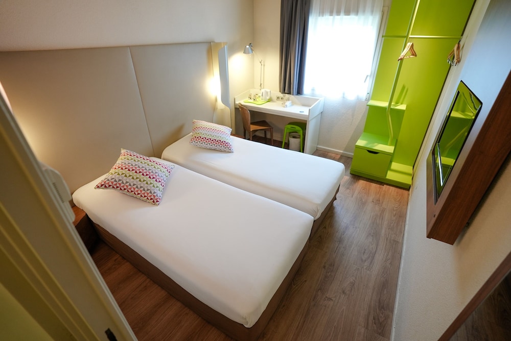 Habitación estándar, 2 camas individuales del hotel CAMPANILE ROISSY. Foto 4