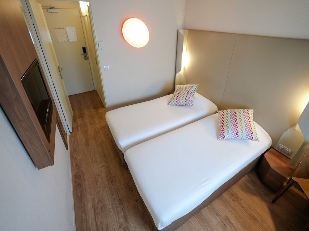 Habitación estándar, 2 camas individuales del hotel CAMPANILE ROISSY. Foto 5