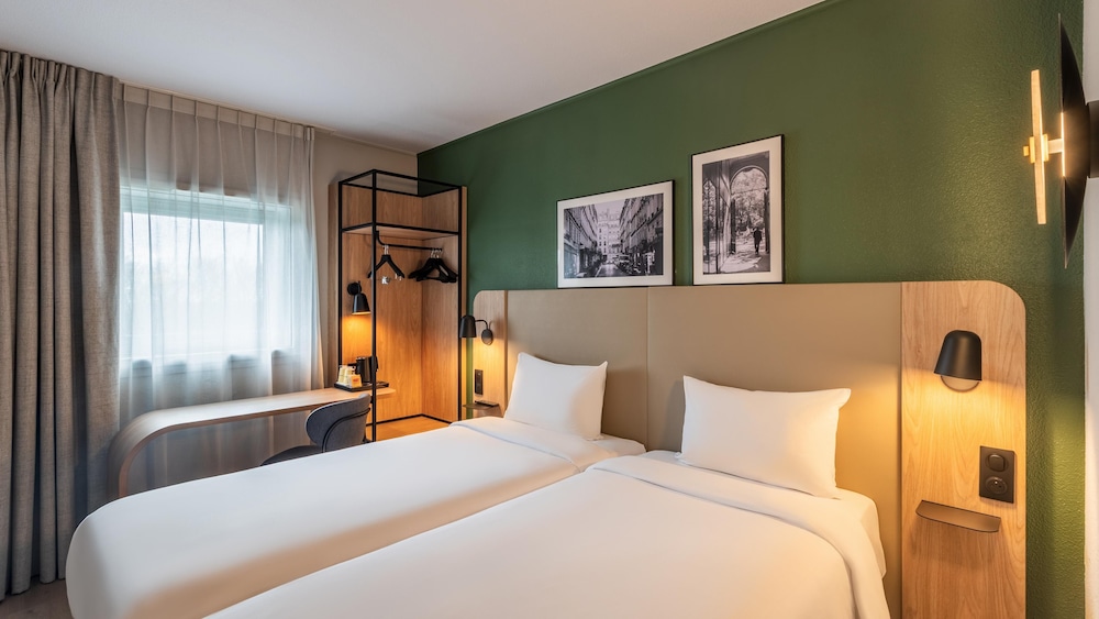 Habitación estándar, 2 camas individuales del hotel CAMPANILE ROISSY. Foto 6