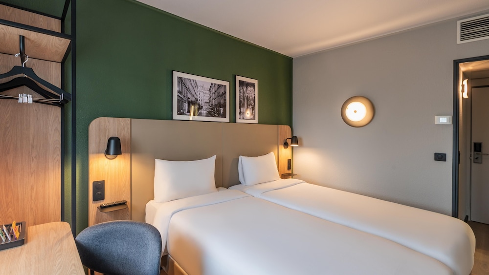 Habitación estándar, 2 camas individuales del hotel CAMPANILE ROISSY. Foto 7