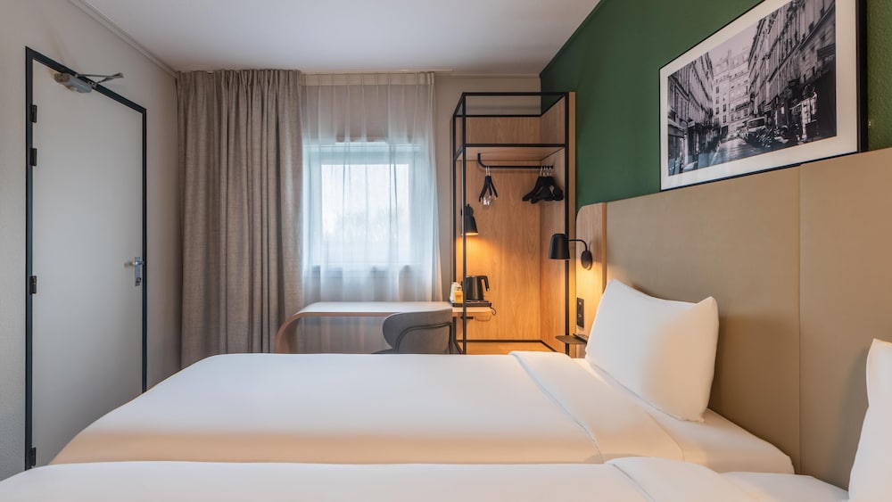 Habitación estándar, 2 camas individuales del hotel CAMPANILE ROISSY. Foto 9