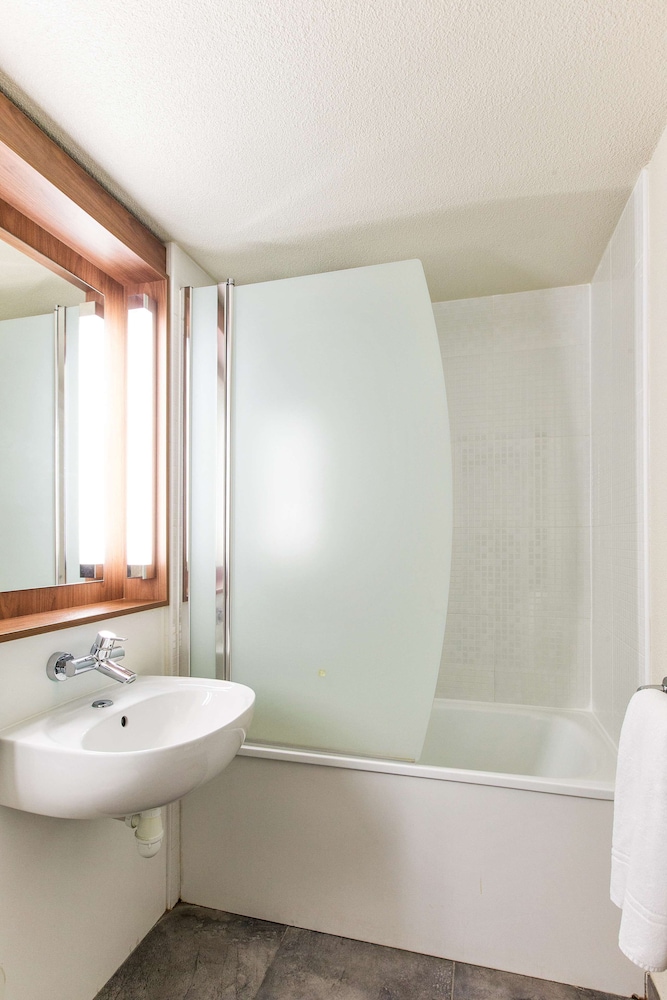 Habitación estándar, 2 camas individuales del hotel CAMPANILE ROISSY. Foto 12