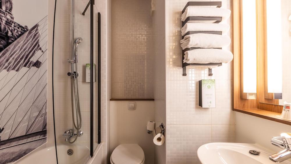 Habitación estándar, 2 camas individuales del hotel CAMPANILE ROISSY. Foto 13