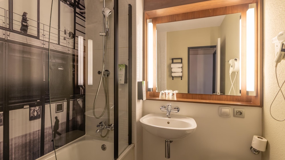 Habitación estándar, 2 camas individuales del hotel CAMPANILE ROISSY. Foto 14