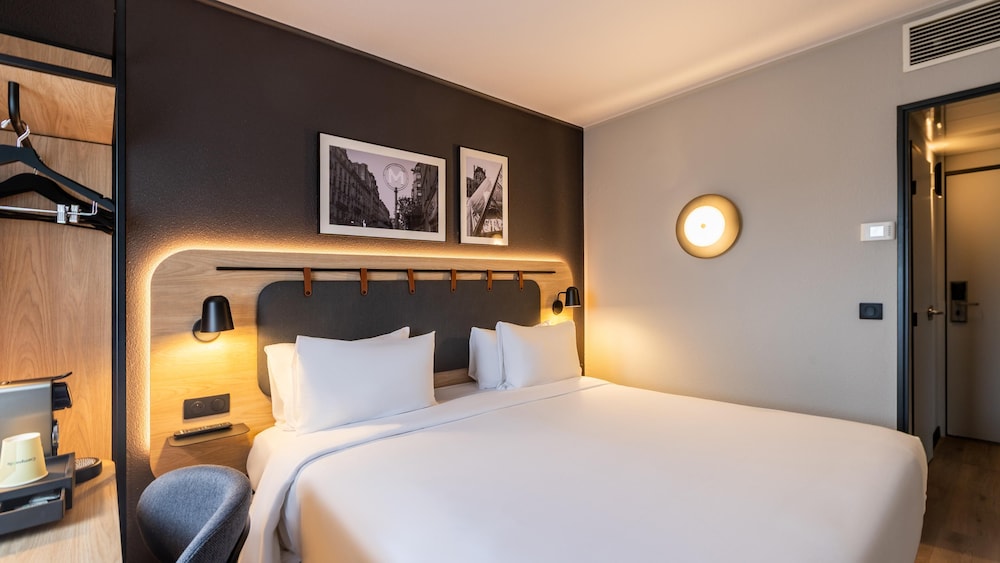 Habitación superior, 1 cama de matrimonio grande del hotel CAMPANILE ROISSY. Foto 1