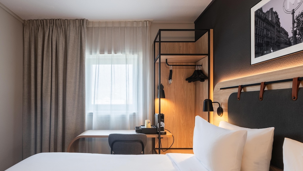 Habitación superior, 1 cama de matrimonio grande del hotel CAMPANILE ROISSY. Foto 3