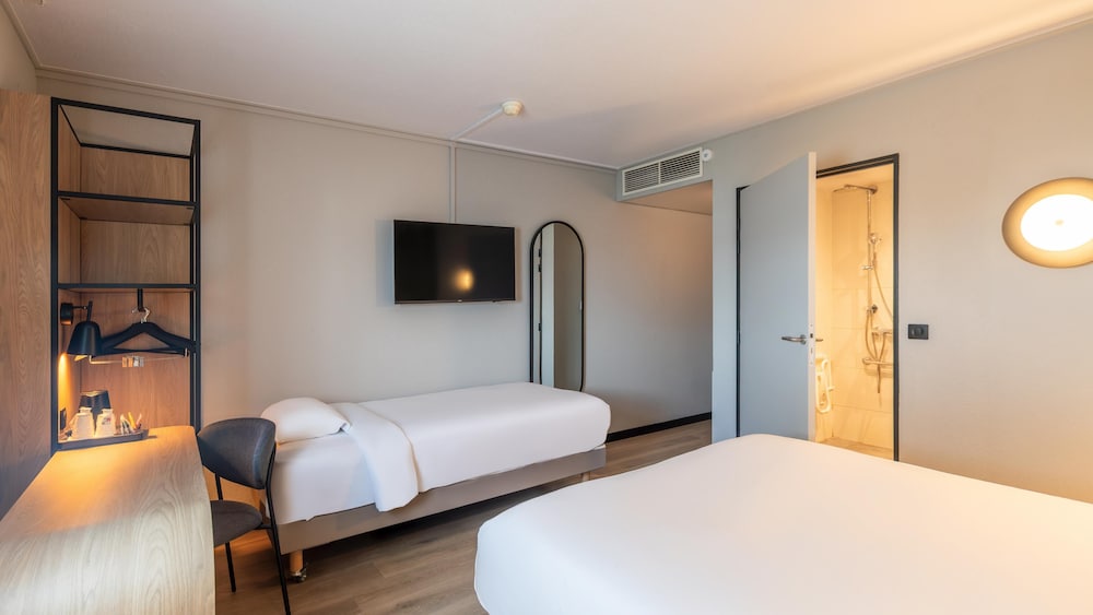 Habitación estándar, 1 cama de matrimonio del hotel CAMPANILE ROISSY. Foto 6