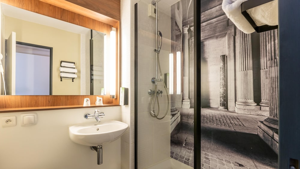 Habitación estándar, 1 cama de matrimonio del hotel CAMPANILE ROISSY. Foto 10