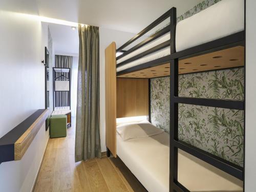 Habitación Doble Clásica con literas y balcón del hotel Mercure Avignon Gare TGV. Foto 1