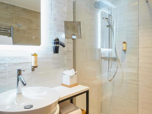 Habitación Doble Clásica con literas y balcón del hotel Mercure Avignon Gare TGV. Foto 3