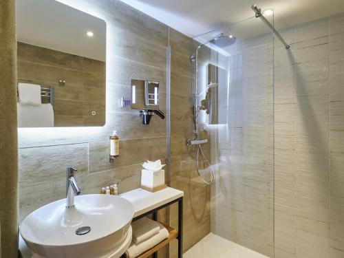 Suite Junior con cama doble y sofá - cama del hotel Mercure Avignon Gare TGV. Foto 1