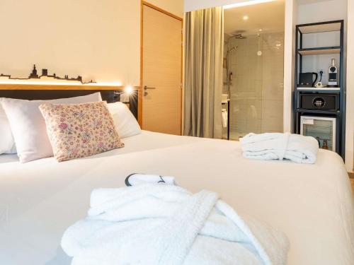Double Suite with Balcony and One Double Sofa Bed del hotel Mercure Avignon Gare TGV. Foto 2