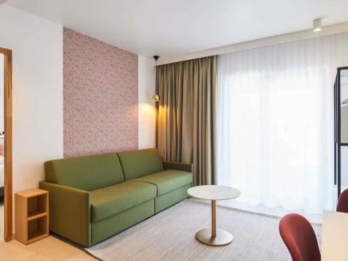 Suite Junior con cama doble y sofá - cama del hotel Mercure Avignon Gare TGV. Foto 5