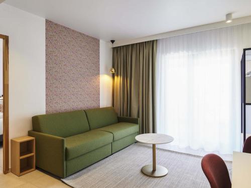 Suite Junior con cama doble y sofá - cama del hotel Mercure Avignon Gare TGV. Foto 2
