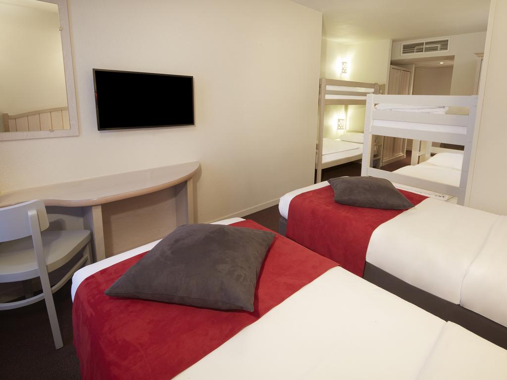 Habitación Estándar con 2 camas individuales y literas del hotel Campanile Val de France. Foto 2