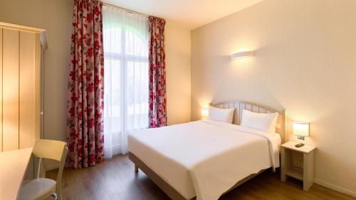 Habitación Doble del hotel Campanile Val de France. Foto 1