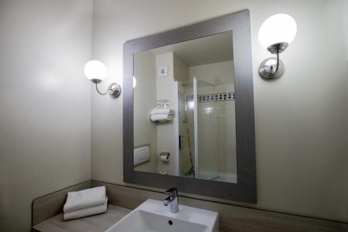 Habitación Estándar con 2 camas individuales y literas del hotel Campanile Val de France. Foto 6