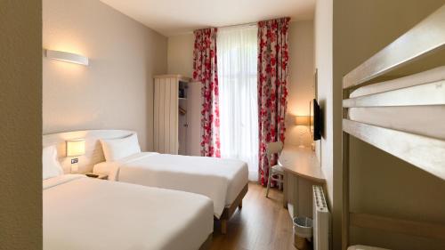 Habitación Estándar con 2 camas individuales y literas del hotel Campanile Val de France. Foto 7