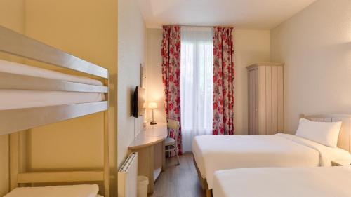 Habitación Estándar con 2 camas individuales y literas del hotel Campanile Val de France. Foto 8
