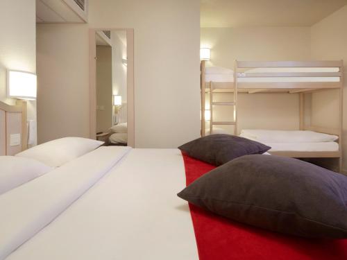 Habitación Estándar con 1 cama doble y literas del hotel Campanile Val de France. Foto 1