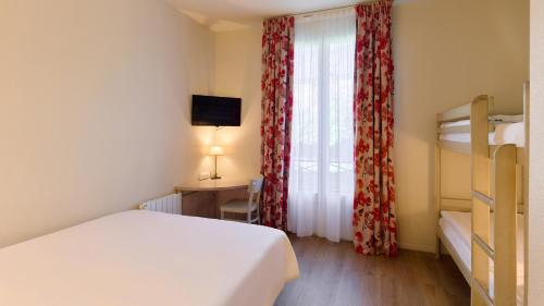 Habitación Estándar con 1 cama doble y literas del hotel Campanile Val de France. Foto 3