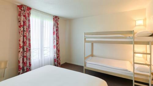 Habitación Estándar con 1 cama doble y literas del hotel Campanile Val de France. Foto 4