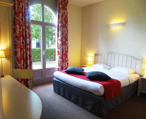 Habitación Doble del hotel Campanile Val de France. Foto 5