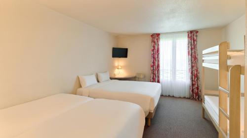 Habitación Doble Estándar - 1 sofá cama y 2 literas del hotel Campanile Val de France. Foto 3