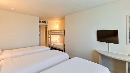 Habitación Estándar - 3 camas individuales y 2 literas del hotel Campanile Val de France. Foto 2