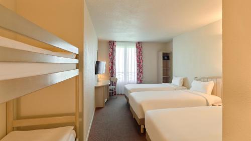 Habitación Estándar - 3 camas individuales y 2 literas del hotel Campanile Val de France. Foto 3