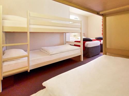 Habitación Estándar - 2 camas individuales y 4 literas del hotel Campanile Val de France. Foto 1