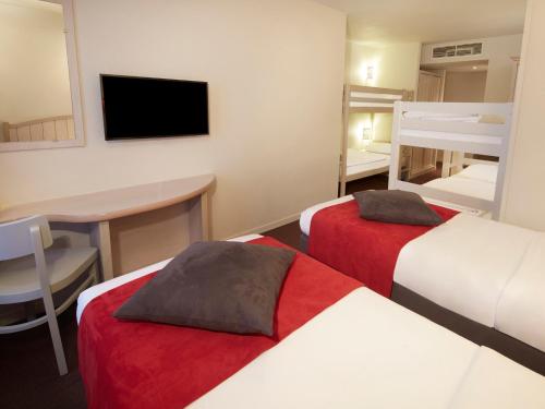 Habitación Estándar - 2 camas individuales y 4 literas del hotel Campanile Val de France. Foto 2