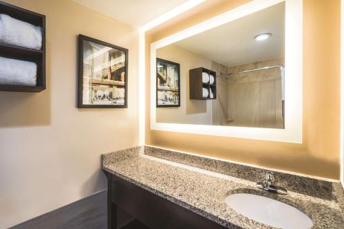 Habitación con bañera adaptada para personas de movilidad reducida y con discapacidad auditiva - No fumadores - 1 cama extragrande del hotel La Quinta Inn and Suites By Wyndham Brooklyn Downtown. Foto 1