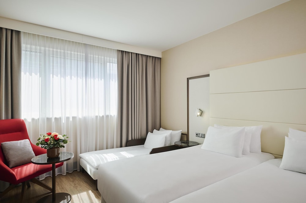 Habitación superior (Extra Bed 2 adults + 1 child) del hotel Nh Collection Nürnberg City. Foto 1